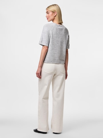 Maglietta 'PCMikela' di PIECES in grigio