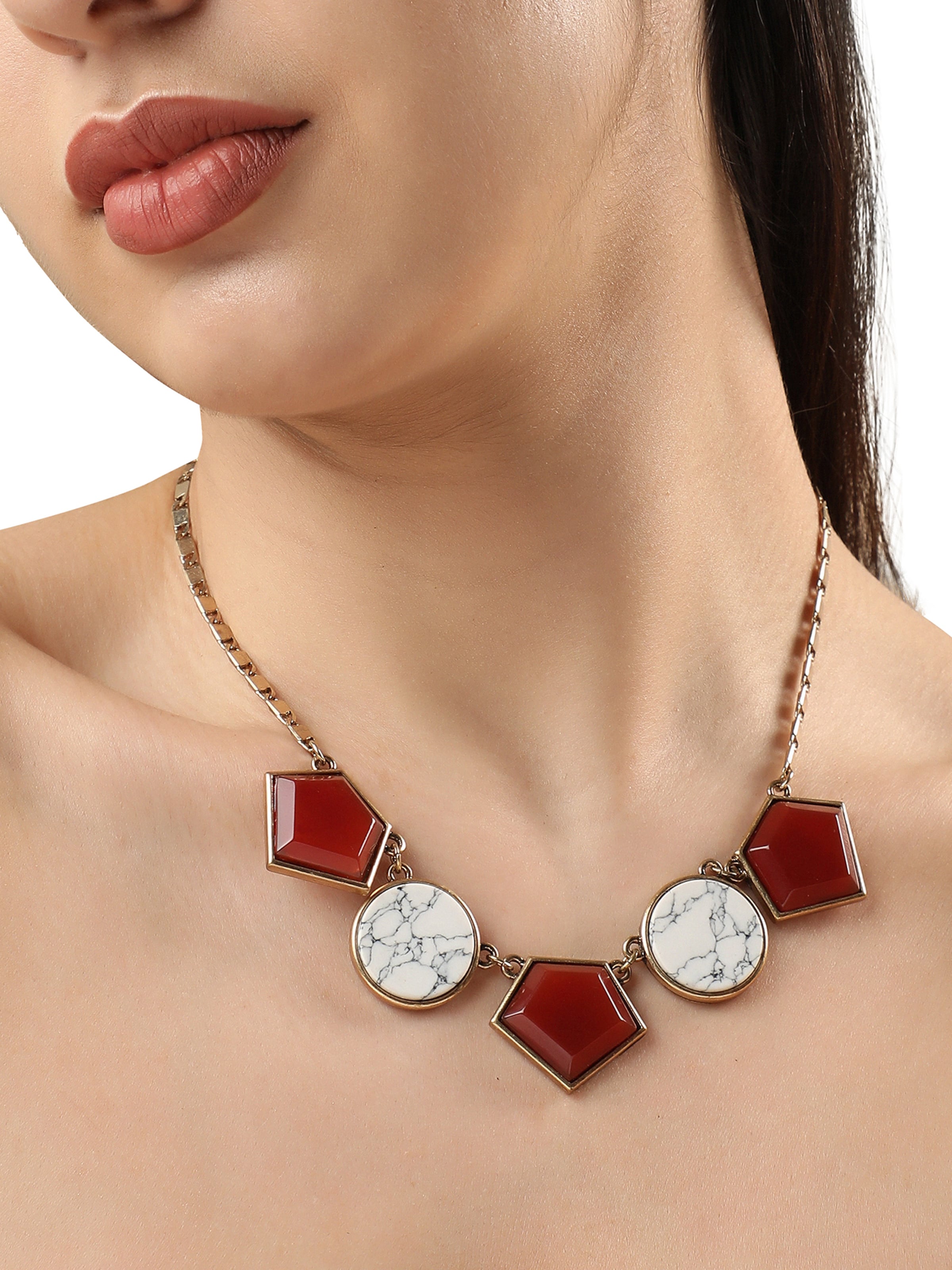 SOHI Łańcuszek ' Mehnaj ' w kolorze złoty: przód