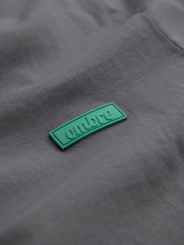 Ombre Bluser & t-shirts i grå