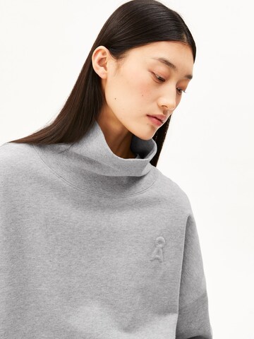ARMEDANGELS Sweatshirt in Grey: front