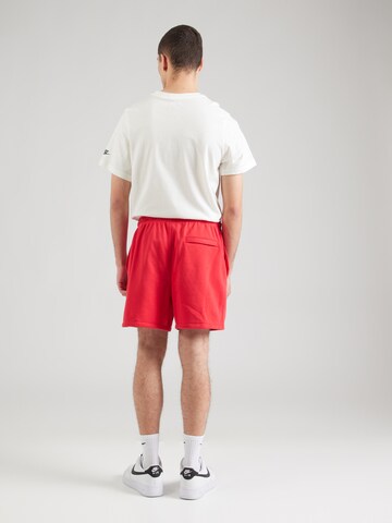 Loosefit Pantaloni 'CLUB' di Nike Sportswear in rosso