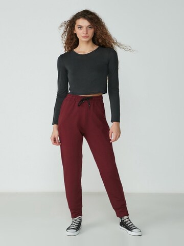 C&City Tapered Trousers in Red