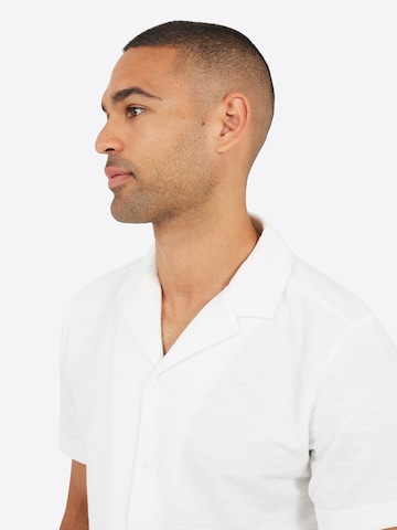 Coupe regular Chemise BRAVE SOUL en blanc
