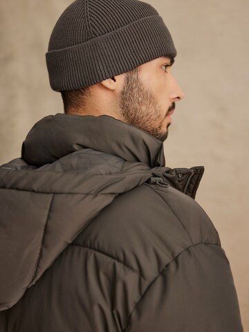DAN FOX APPAREL Шапка 'Ian' в Серый