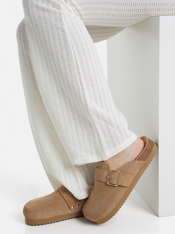 Sabots Bershka en beige : devant