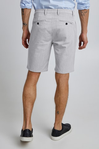 !Solid Slimfit Chinoshorts in Grau