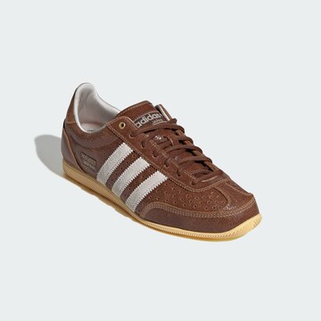 ADIDAS ORIGINALS - Sapatilhas baixas 'Japan' em castanho