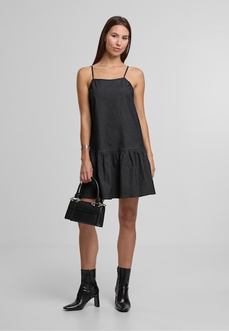 Noisy may Dress 'Pera' in Black