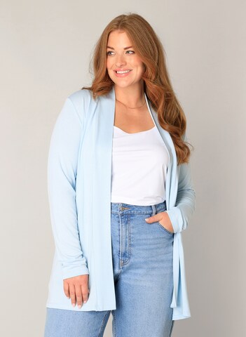 BASE LEVEL CURVY Strickjacke in Blau: Vorderseite