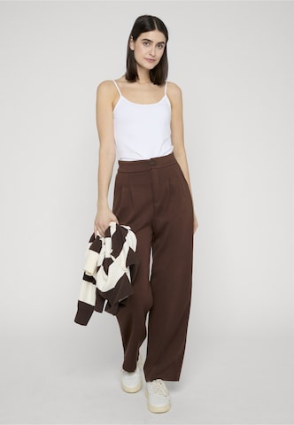 Urban Classics Regular Bundfaltenhose in Braun: Vorderseite