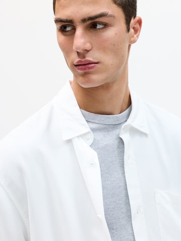 Comfort fit Camicia di Pull&Bear in bianco