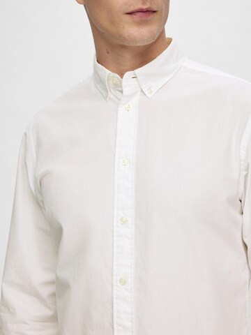 Coupe slim Chemise 'Rick' SELECTED HOMME en blanc