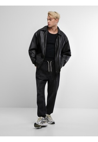 Urban Classics Tapered Jeans in Schwarz