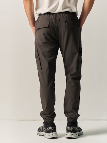 Effilé Pantalon cargo KOROSHI en gris