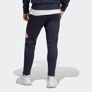 ADIDAS SPORTSWEAR - Tapered Pantalón deportivo 'Future Icons Badge Of Sport' en azul