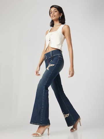 Bella x ABOUT YOU Flared Jeans 'Henrike' in Blau