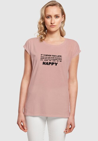 T-shirt 'Never Too Late' Merchcode en rose : devant