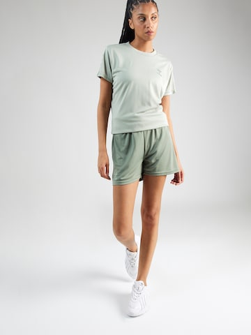 Hummel Regular Sportshorts 'Active' in Grün