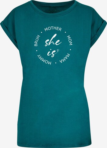 Merchcode T-Shirt 'Mothers Day - She is' in Grün: predná strana