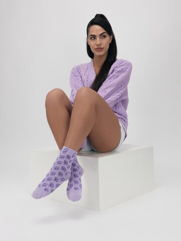 UNFOLLOWED x ABOUT YOU Socks 'NO SLEEP' in Purple: front