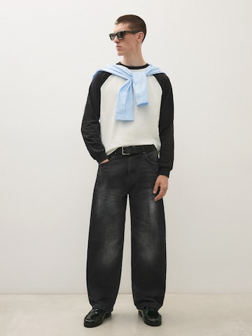 BershkaLoosefit Traperice - crna boja