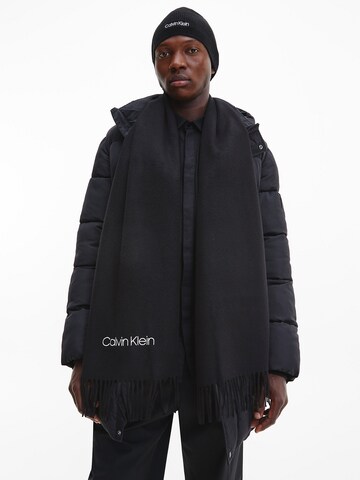 Calvin Klein Шапка в Черный: спереди
