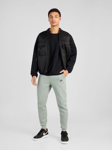 Nike Sportswear Tapered Παντελόνι 'TECH FLEECE' σε πράσινο