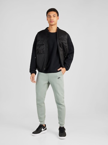 Tapered Pantaloni 'TECH FLEECE' de la Nike Sportswear pe verde