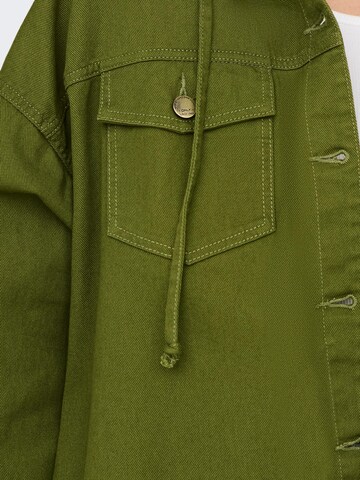 ONLY Демисезонная куртка 'DREW' в Зеленый