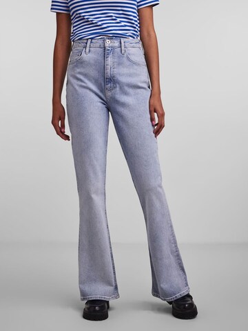 Flared Jeans 'Holly' di PIECES in blu: frontale