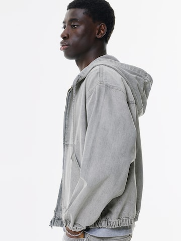 Veste de survêtement Pull&Bear en gris : devant