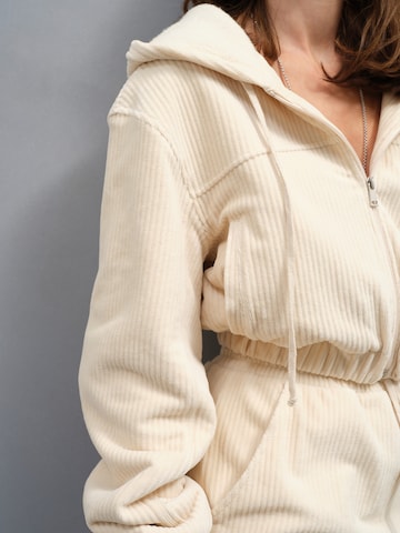 A LOT LESS Sweatjacke 'Cleo' (GOTS) in Beige