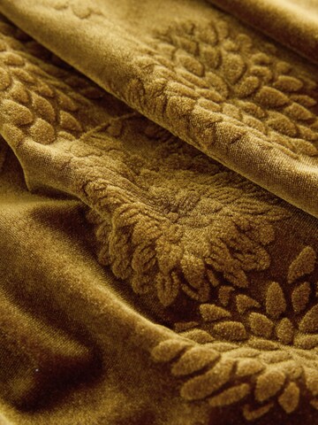 Next Пола в жълто