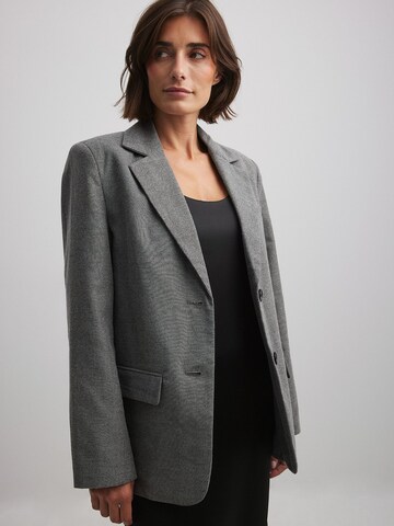 NA-KD Blazer in Grey: front