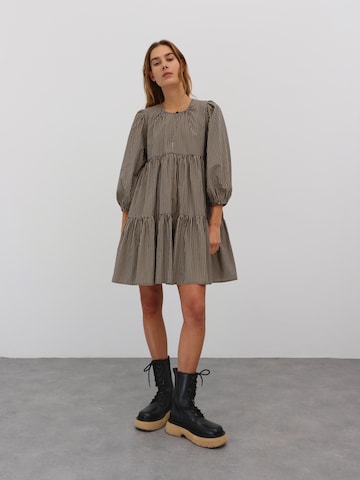 EDITED Kjole 'Joanna' i beige