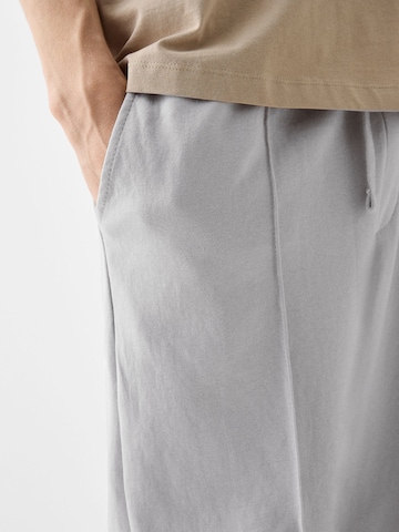 Loosefit Pantaloni con pieghe di Bershka in grigio