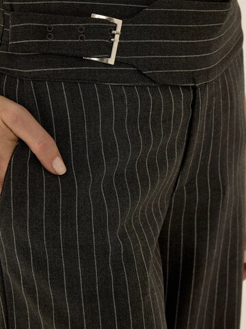 Hiccup - Perna larga Calças em cinzento