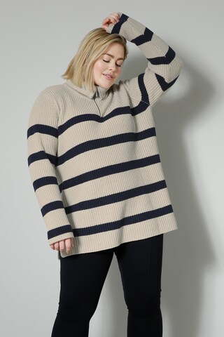 Sara Lindholm Sweater in Beige: front