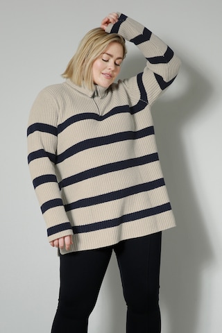 Sara Lindholm Sweater in Beige: front