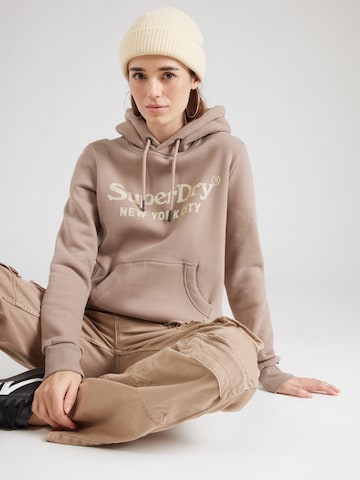 Bluză de molton de la Superdry pe maro: față