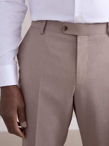 Coupe slim Pantalon à plis Next en beige