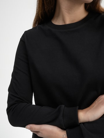 Tricou 'AASTHA' de la MELA pe negru
