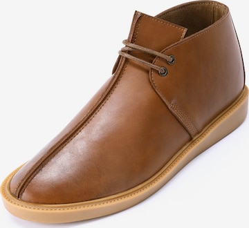 ALLTHEMEN Chukka Boots 'Schiene' in Brown: front