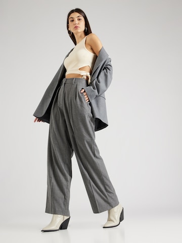 Wide leg Pantaloni con pieghe 'Holsye' di SECOND FEMALE in grigio