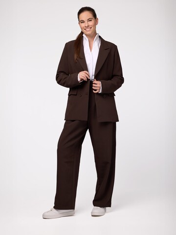 Suri Frey Blazers ' SFY Freyday ' in Bruin: voorkant