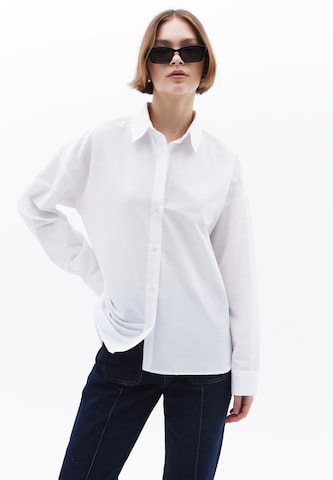 OXXO Blouse in White: front