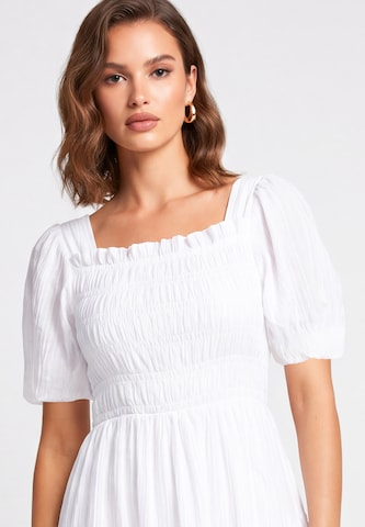 Robe faina en blanc