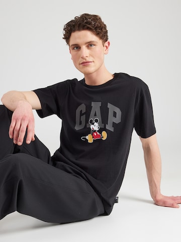 GAP T-shirt 'V-DIS X GAP FAM MOMENT' i svart: framsida