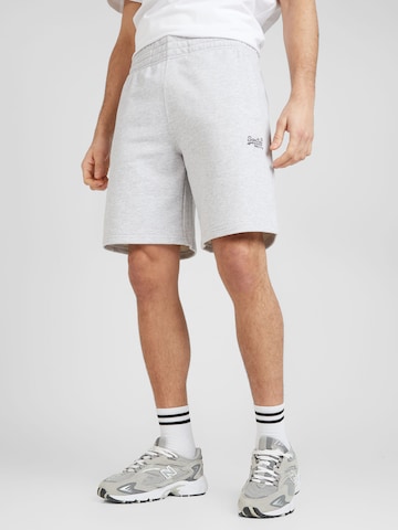 Superdry Regular Shorts 'ESSENTIAL' in Grau: predná strana