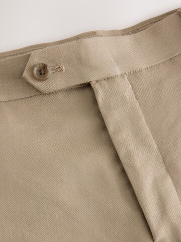 Coupe slim Pantalon à plis 'Motionflex' Next en gris